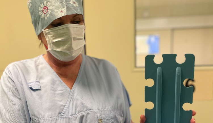 V jihlavské nemocnici si sami tisknou pomůcky na operační sál či do ambulancí. Ušetří tak tisíce korun