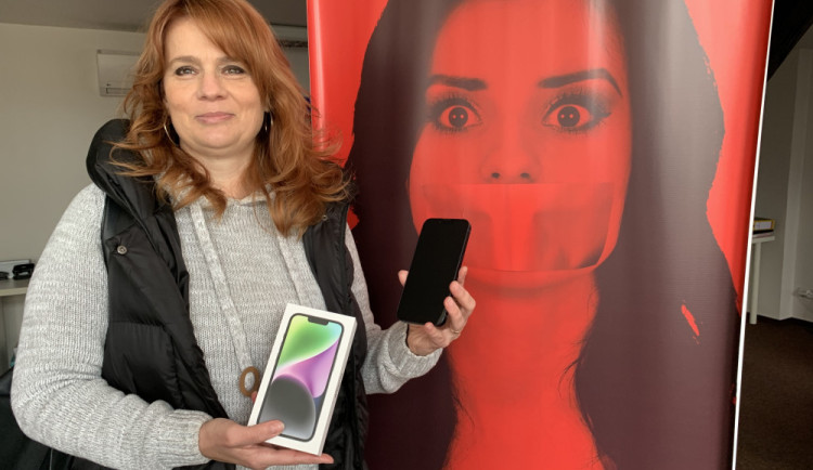 Vůbec jsem to nečekala, raduje se Simona Cháberová. S Drbnou vyhrála iPhone 14