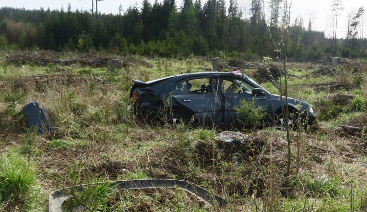 Nehoda u Bílého Kámene: Osmnáctiletý řidič skončil mezi pařezy, jeho spolujezdkyně v brněnské nemocnici