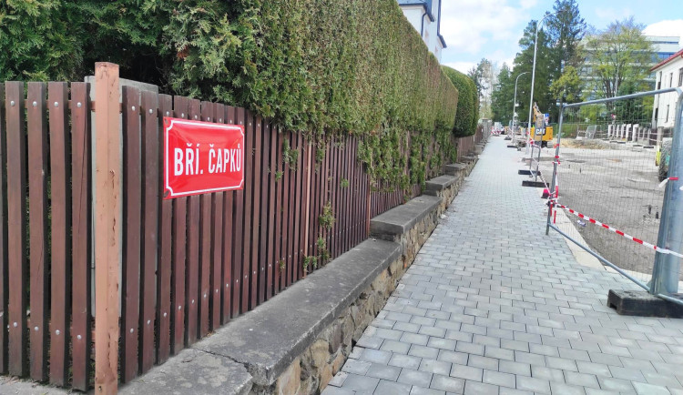 Uliční tabulka v jihlavské ulici Bří Čapků je řadu let psána s chybou. Co nejdříve ji nahradíme, říká radnice