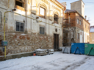 Záchrana synagogy v Pacově už stála miliony korun, letos pokračuje. Byla vypsána veřejná sbírka