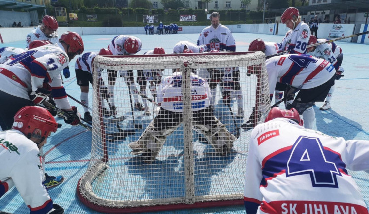 Hokejbalové play-off: SK Jihlava vede v druholigovém semifinále 2:0, Flyers zatím smírně 1:1