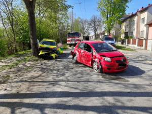 Nehoda v Sokolovské. Auto se srazilo s vozidlem zdravotníků, všichni zranění skončili v nemocnici