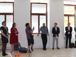 FOTO: Zahrada, polštáře k odpočinku, klec s ptáky. Jihlavská ScioŠkola ukázala nové prostory