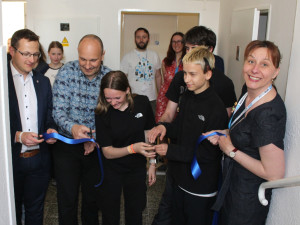 FOTO: Zahrada, polštáře k odpočinku, klec s ptáky. Jihlavská ScioŠkola ukázala nové prostory