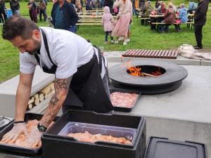 Na Skalce se jedlo, pilo, hodovalo. Jihlava slavnostně otevřela griloviště pro veřejnost, má vydržet aspoň dvacet let