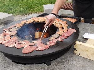 Na Skalce se jedlo, pilo, hodovalo. Jihlava slavnostně otevřela griloviště pro veřejnost, má vydržet aspoň dvacet let