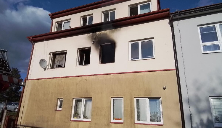 FOTO: Při požáru domu v Bíteši hasiči evakuovali šest lidí. Někteří z nich se nadýchali jedovatých zplodin