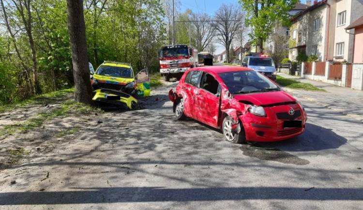 Nehoda na Sokolovské. Auto se srazilo s vozidlem zdravotníků, všichni zranění skončili v nemocnici