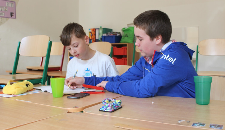 Zahrada, polštáře k odpočinku, klec s ptáky. Jihlavská ScioŠkola ukázala nové prostory