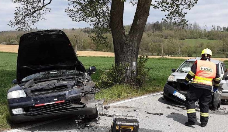 V Batelově se střetla dvě auta s traktorem. Dva zranění lidé skončili v péči zdravotníků