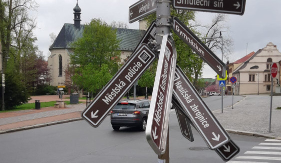 Závody v Novém Městě na Moravě: Organizátoři užili drogy, opili se a ve městě poškodili řadu věcí