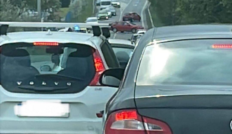 Vážná nehoda tří aut u Hosova. Těžce zraněného řidiče transportoval vrtulník do brněnské nemocnice