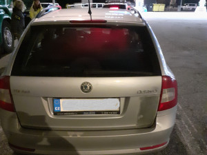 Auto plné drog. Dealera na D1 zadrželi kriminalisté, plastové sáčky vyndal i ze spodního prádla