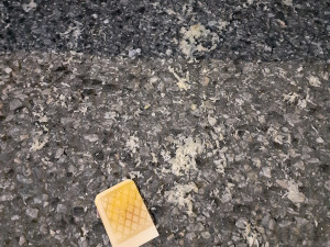 Auto plné drog. Dealera na D1 zadrželi kriminalisté, plastové sáčky vyndal i ze spodního prádla