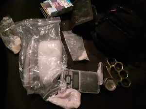 Auto plné drog. Dealera na D1 zadrželi kriminalisté, plastové sáčky vyndal i ze spodního prádla