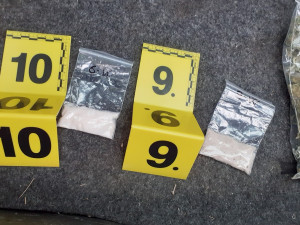 VIDEO: Auto plné drog. Dealera na D1 zadrželi kriminalisté, plastové sáčky vyndal i ze spodního prádla