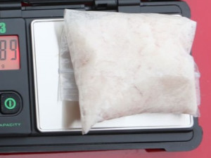 VIDEO: Auto plné drog. Dealera na D1 zadrželi kriminalisté, plastové sáčky vyndal i ze spodního prádla