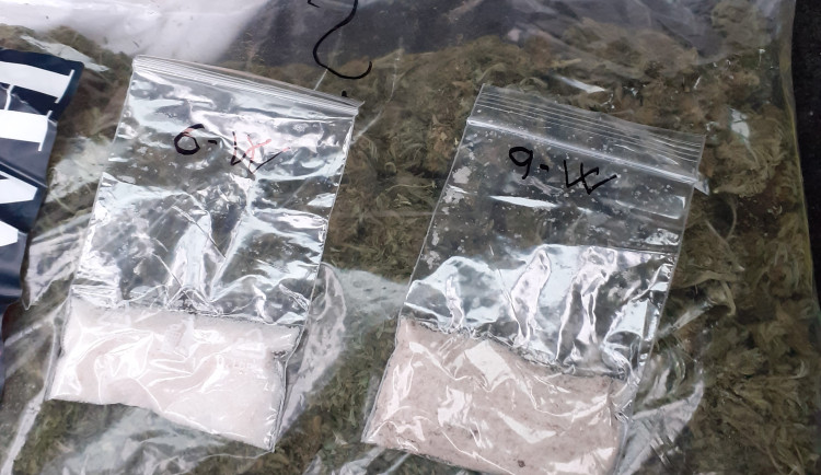 Auto plné drog. Dealera na D1 zadrželi kriminalisté, plastové sáčky vyndal i ze spodního prádla