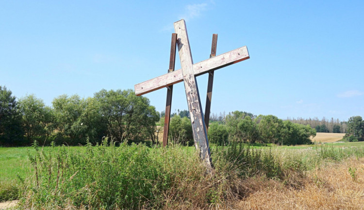 Památník obětem masakru, který se stal u Dobronína v roce 1945