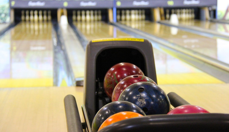 Muž se třemi promile v podniku v Jihlavě ukradl boty na bowling. Pak se snažil utéct policii