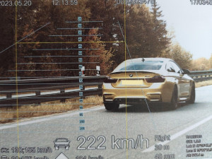 Zlaté BMW se po dálnici hnalo rychlostí 222 km/h, řidiče čeká trest ve správním řízení