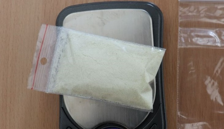 Muž v Jihlavě a Třešti prodával pervitin. Když si drogu vezl z Prahy, tak ho na nádraží zadržela kriminálka