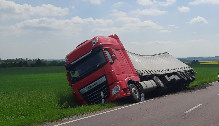 Řidič v náklaďáku vjel na nezpevněnou krajnici a skončil v příkopu. Škoda se dostala na více než 100 tisíc
