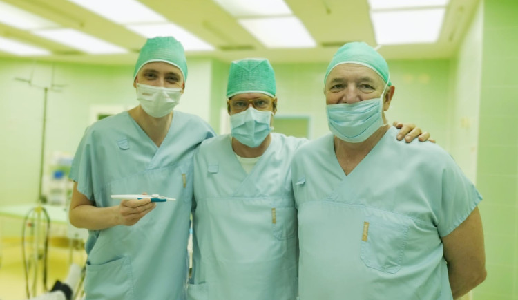 Oční lékaři z Jihlavy mají za sebou unikátní operaci. Pomohli tak pacientovi s diabetem