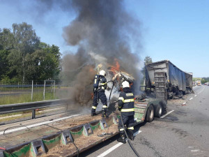FOTO: Provoz na D1 částečně zastavila nehoda a požár náklaďáku. Došlo k masivnímu úniku nafty