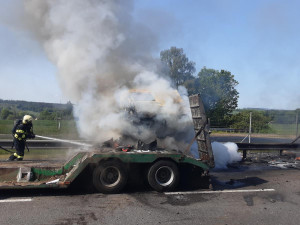 FOTO:Provoz na D1 částečně zastavila nehoda a požár náklaďáku. Došlo k masivnímu úniku nafty