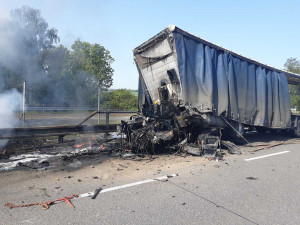 FOTO:Provoz na D1 částečně zastavila nehoda a požár náklaďáku. Došlo k masivnímu úniku nafty