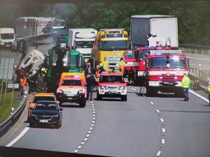 FOTO:Provoz na D1 částečně zastavila nehoda a požár náklaďáku. Došlo k masivnímu úniku nafty