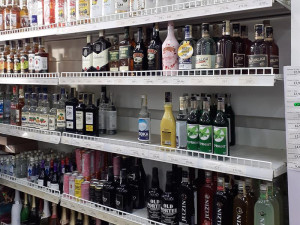 Kontrola ve vietnamské prodejně odhalila nezdaněný alkohol. Prodavačka ho schovala, když viděla auto celníků