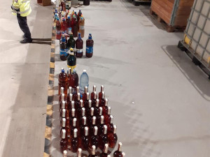 Kontrola ve vietnamské prodejně odhalila nezdaněný alkohol. Prodavačka ho schovala, když viděla auto celníků