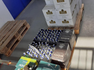 Kontrola ve vietnamské prodejně odhalila nezdaněný alkohol. Prodavačka ho schovala, když viděla auto celníků