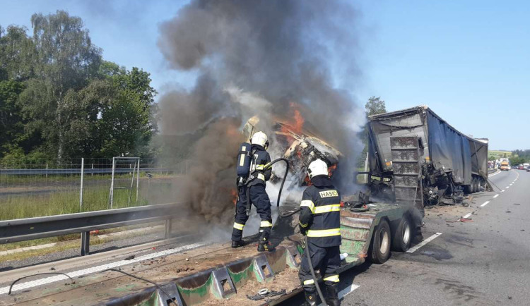 Provoz na D1 částečně zastavila nehoda a požár náklaďáku. Došlo k masivnímu úniku nafty