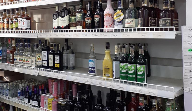 Kontrola ve vietnamské prodejně odhalila nezdaněný alkohol. Prodavačka ho schovala, když viděla auto celníků