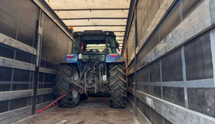 Policisté z Vysočiny našli ukradený traktor za dva miliony. Cizinec ho převážel schovaný v návěsu kamionu