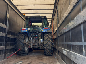 Policisté z Vysočiny našli ukradený traktor za dva miliony. Cizinec ho převážel schovaný v návěsu kamionu