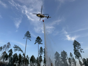 FOTO: Deset jednotek hasičů vyjelo k požáru lesa. Do hašení se shazováním vody zapojil i vrtulník