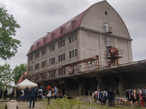 Jihlavské silo po letech ožívá, v neudržované budově vzniká komunitní centrum. Slibuje i letní kino