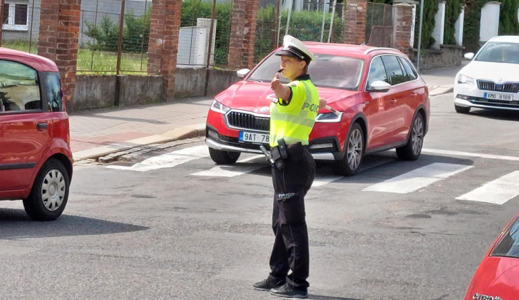 Regulovčík 2023: Policisté předvedli teoretické znalosti i praxi v terénu. Dva nejlepší jdou na republikové kolo