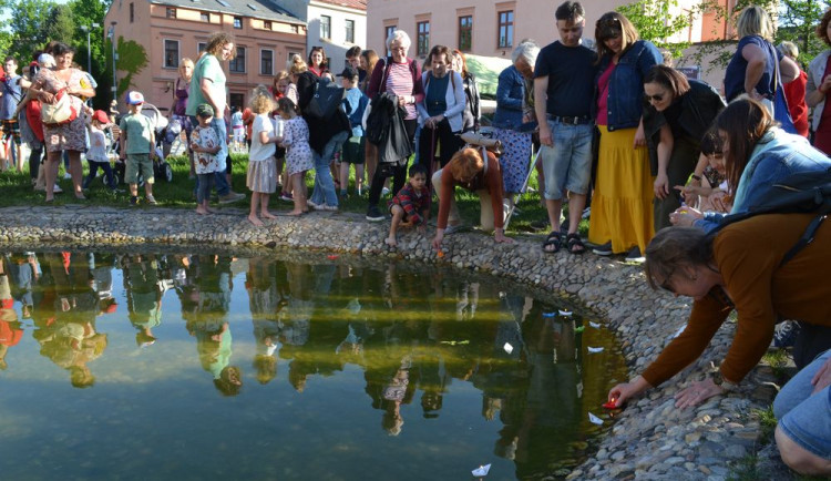 FOTO: Lidé v Jihlavě zavzpomínali na své blízké. Na hladině jezírka plavaly desítky zapálených svíček