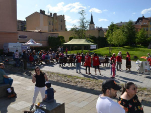 Lidé v Jihlavě zavzpomínali na své blízké. Na hladině jezírka plavaly zapálené svíčky