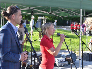 FOTO: Lidé v Jihlavě zavzpomínali na své blízké. Na hladině jezírka plavaly zapálené svíčky