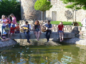 FOTO: Lidé v Jihlavě zavzpomínali na své blízké. Na hladině jezírka plavaly zapálené svíčky