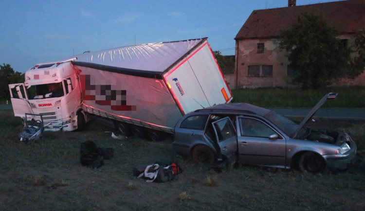 Osobní auto se v křižovatce srazilo s náklaďákem. Pro nezletilé spolujezdce musel přiletět vrtulník