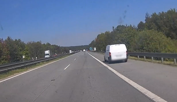VIDEO: Celníci z Vysočiny naháněli auto s 21 uprchlíky, mezi nimi byly i děti. Řidič ze Sýrie hlídce utekl do lesa