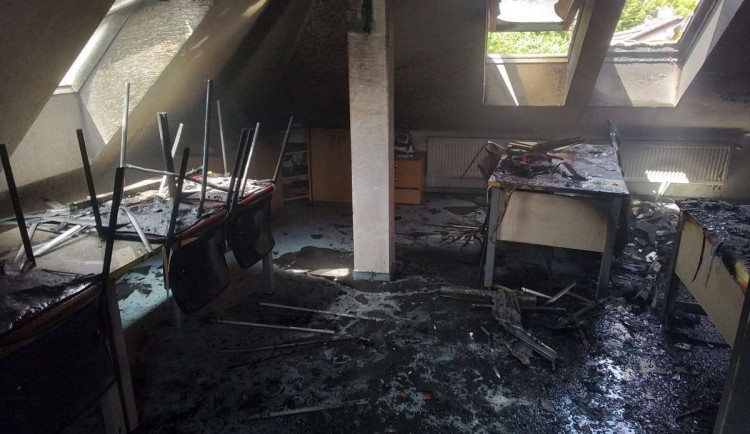 Hasiči vyjížděli k požáru v podkroví ve výchovném ústavu. Z budovy evakuovali deset lidí